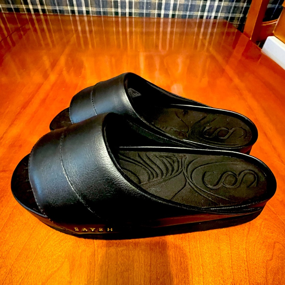 Women’s sz 8 Saysh Black Slide